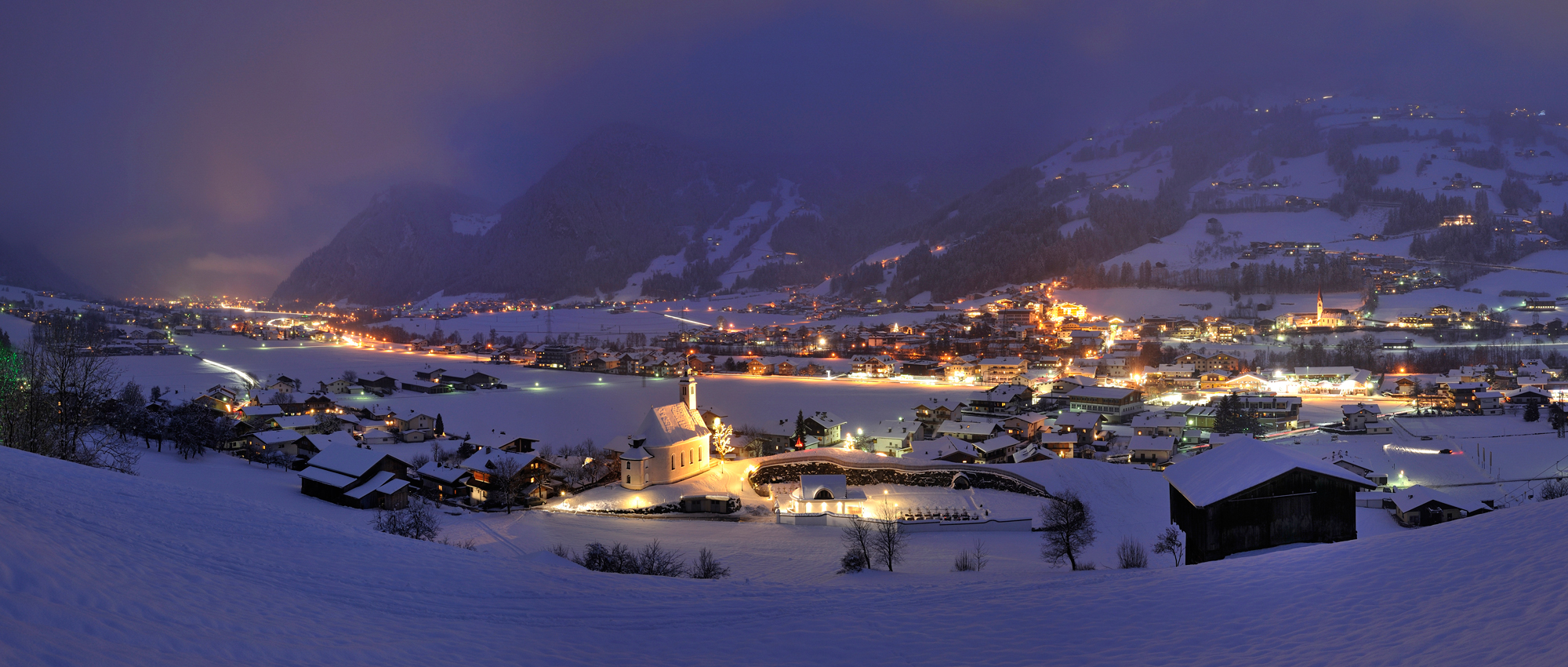 Ansicht Mayrhofen bei Nacht im Winterurlaub